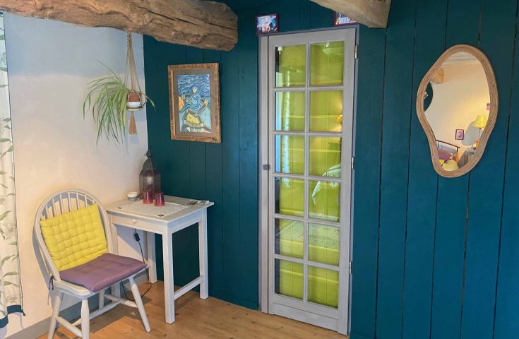 Chambre coté jardin coin bureau